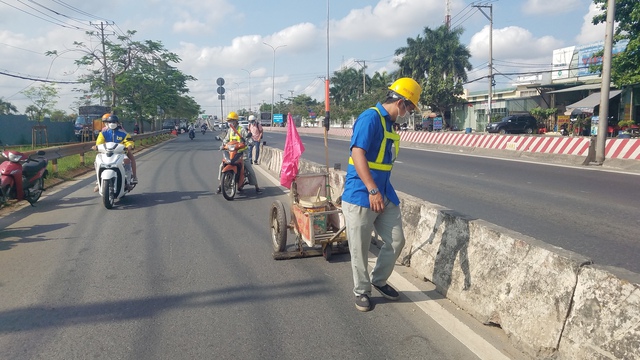 TP.HCM: Xuất hiện nạn rải đinh trên QL1 - Ảnh 1.