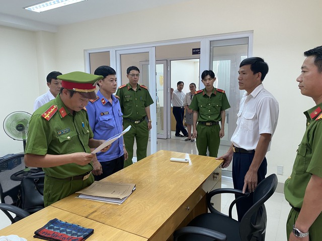 Vụ nhận hối lộ tại Đội 2 Cục QLTT Bình Thuận: bắt thêm một kiểm soát viên - Ảnh 2.