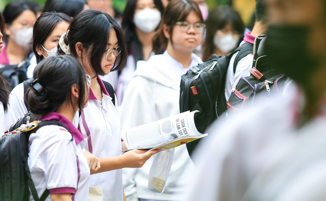 Học sinh nhập viện vì loét dạ dày, thiếu máu: Áp lực mùa thi cử - Ảnh 3.