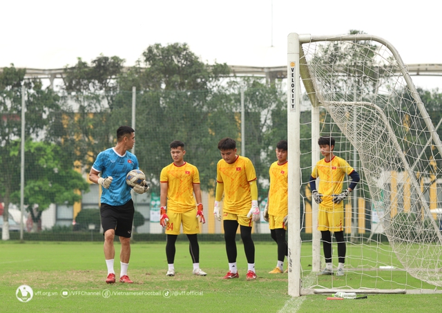 U.17 Việt Nam căng sức tập luyện để đối đầu Nhật Bản, Uzbekistan ở giải châu Á - Ảnh 4.