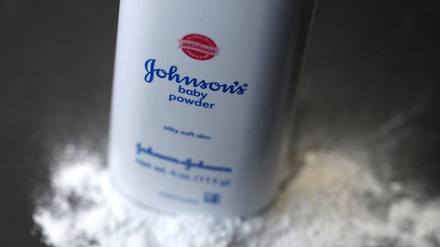 Johnson & Johnson muốn chi 8,9 tỉ USD dàn xếp cáo buộc sản phẩm gây ung thư - Ảnh 1.