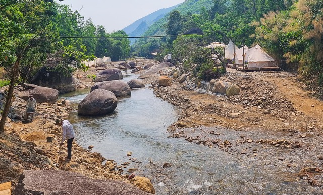 Đà Nẵng: Khu du lịch &quot;bê tông hóa&quot; lòng suối, chính quyền ra quân kiểm tra - Ảnh 2.