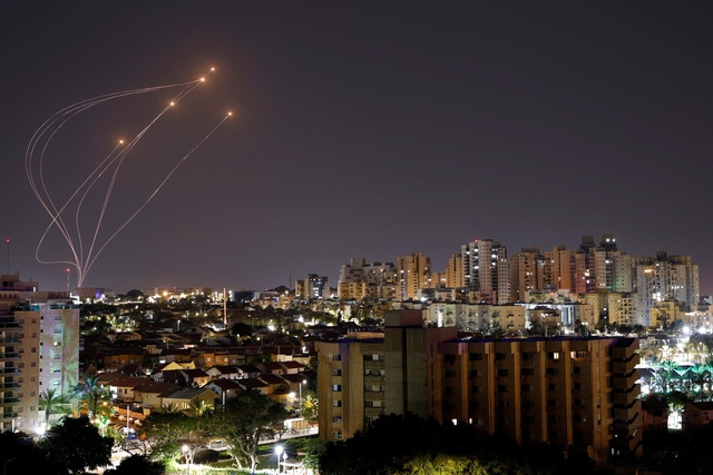 Israel không kích Dải Gaza, trả đũa vụ tấn công rốc két từ Lebanon - Ảnh 2.
