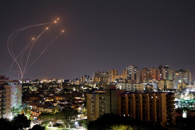 Israel không kích Dải Gaza, trả đũa vụ tấn công rốc két từ Lebanon - Ảnh 2. Israel không kích Dải Gaza, trả đũa vụ tấn công rốc két từ Lebanon - Ảnh 2.