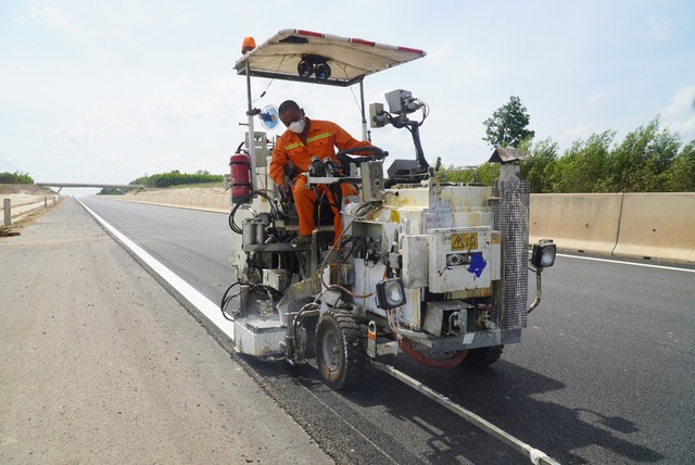 Nguy cơ tai nạn khi tự ý di chuyển vào công trường cao tốc đang thi công - Ảnh 2.