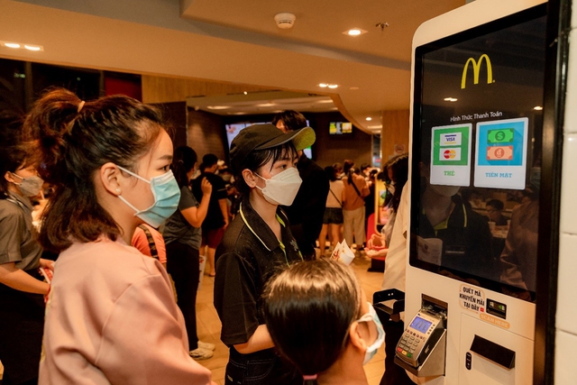 Nhân viên McDonald’s hỗ trợ khách thanh toán không dùng tiền mặt