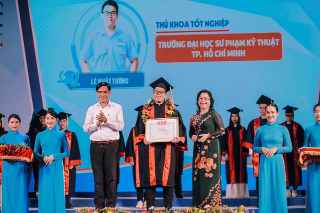 Bí quyết của chàng thủ khoa chưa ra trường đã có việc làm lương cao
- Ảnh 2. Bí quyết của chàng thủ khoa chưa ra trường đã có việc làm lương cao
- Ảnh 2.