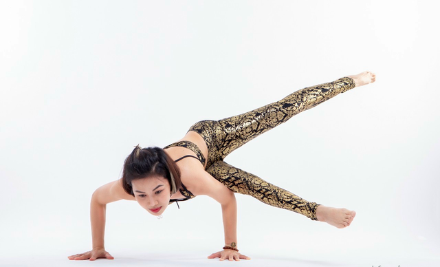 Cân bằng cánh tay – màn trình diễn đỉnh cao của các người đẹp Yoga  - Ảnh 2.
