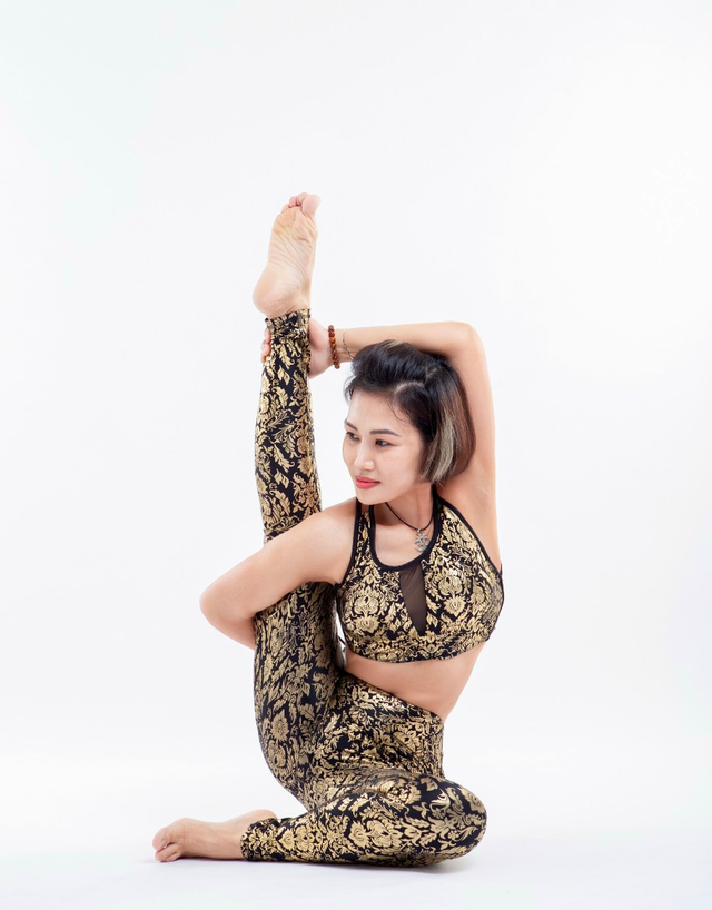 Cân bằng cánh tay – màn trình diễn đỉnh cao của các người đẹp Yoga  - Ảnh 9.