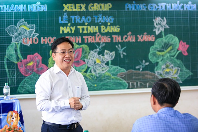 Trường tiểu học ở huyện Hóc Môn, TP.HCM được trao tặng máy tính bảng - Ảnh 3.