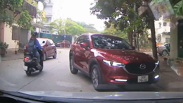 ‘Bó tay’ tài xế Mazda CX-5 cố tình đỗ xe ngược chiều, còn thái độ thách thức - Ảnh 2.