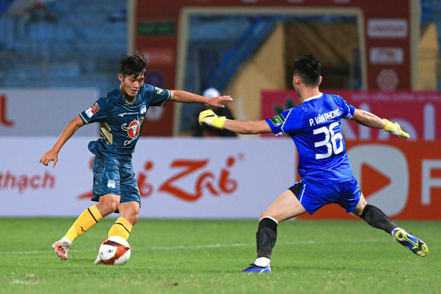 Quốc Việt ghi bàn vào lưới CLB Viettel trong màu áo HAGL