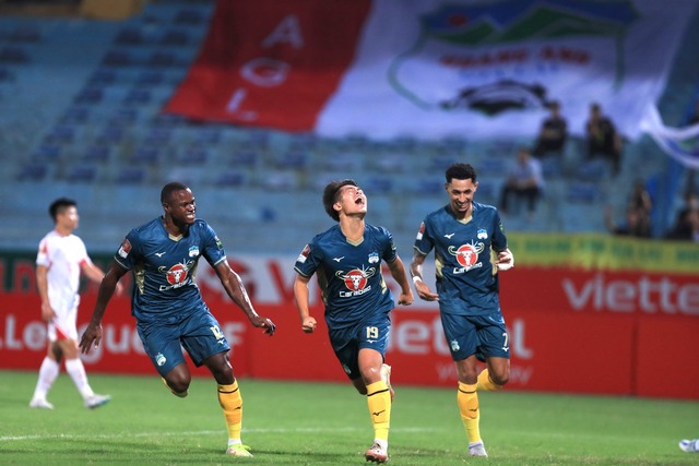 Niềm vui của Quốc Việt (giữa) khi ghi bàn đầu tiên tại V-League