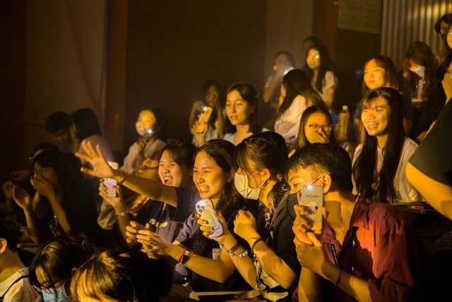 Võ Việt Phương ‘cháy hết mình’ tại liveshow ‘Nắng hạ’, thu hút gần 500 khán giả trẻ - Ảnh 9.