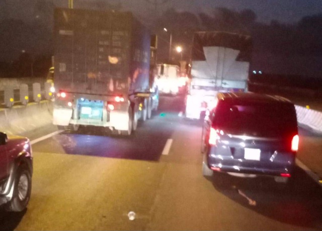 Tai nạn trên cao tốc TP.HCM - Trung Lương, tài xế xe khách tử vong tại chỗ - Ảnh 3.