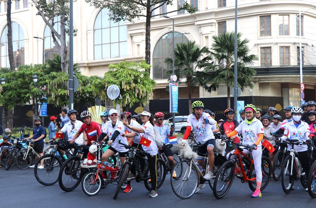 Hàng trăm người đạp xe nhân kỷ niệm 50 năm quan hệ Việt Nam - Hà Lan - Ảnh 2.