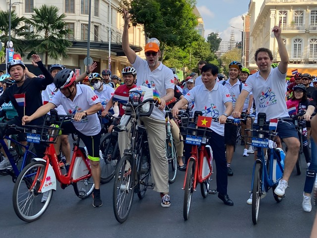 Hàng trăm người đạp xe nhân kỷ niệm 50 năm quan hệ Việt Nam - Hà Lan - Ảnh 1.