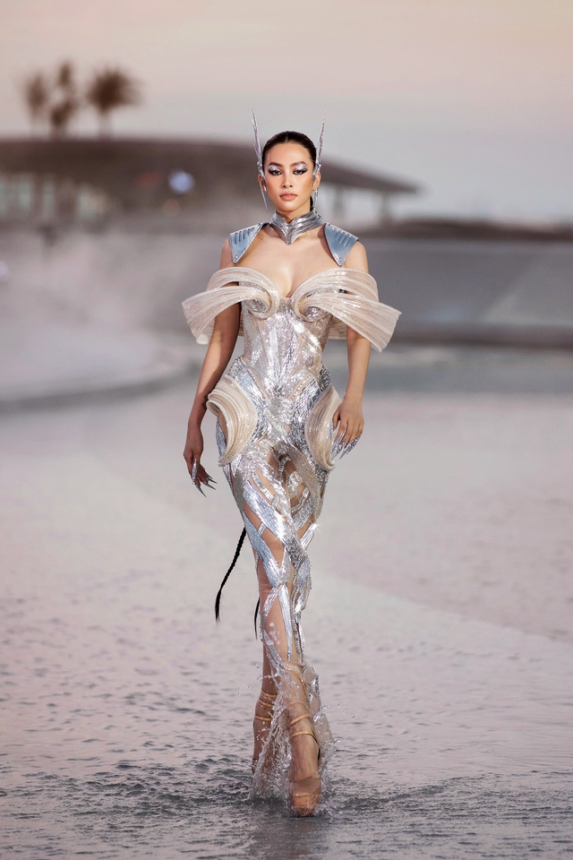Hoa hậu Thanh Hằng, Tiểu Vy hóa nữ thần catwalk trên mặt nước - Ảnh 2.
