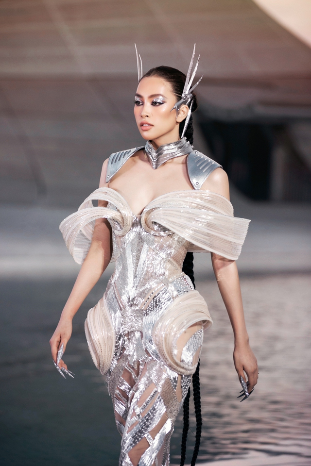 Hoa hậu Thanh Hằng, Tiểu Vy hóa nữ thần catwalk trên mặt nước - Ảnh 1.