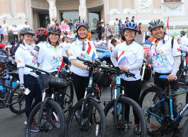 Hàng trăm người đạp xe nhân kỷ niệm 50 năm quan hệ Việt Nam - Hà Lan - Ảnh 3.