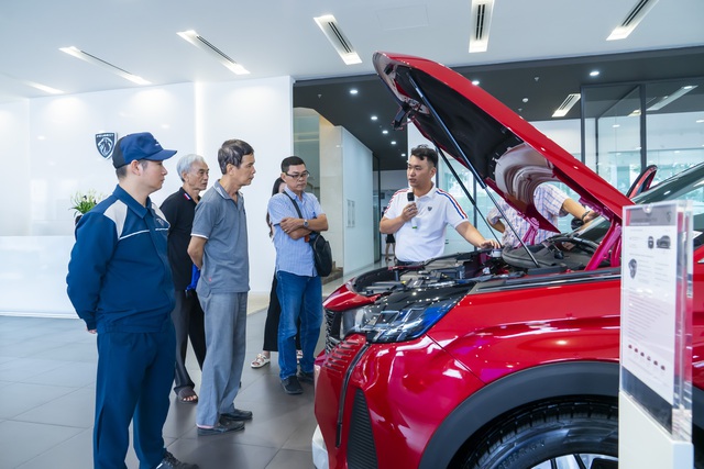 Chuyên gia Peugeot trực tiếp trao đổi, chia sẻ chăm sóc xe cho khách hàng - Ảnh 2.