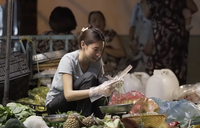 Hoa hậu Thùy Tiên bán rau ở chợ, bất ngờ khi khán giả xin chữ ký - Ảnh 3.