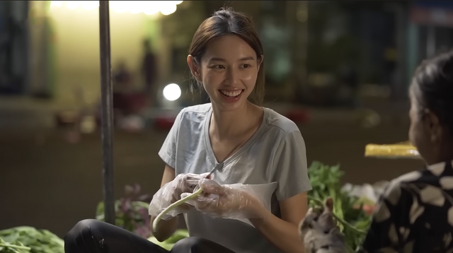 Hoa hậu Thùy Tiên bán rau ở chợ, bất ngờ khi khán giả xin chữ ký - Ảnh 1.