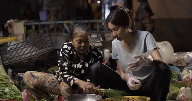 Hoa hậu Thùy Tiên bán rau ở chợ, bất ngờ khi khán giả xin chữ ký - Ảnh 2.