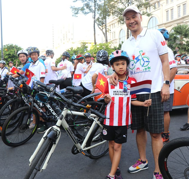 Hàng trăm người đạp xe nhân kỷ niệm 50 năm quan hệ Việt Nam - Hà Lan - Ảnh 5.