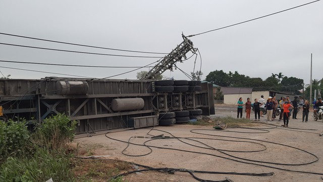 Xe container lật ngay lối vào cao tốc, tông gãy cột điện, gây mất điện 2.000 hộ - Ảnh 2.