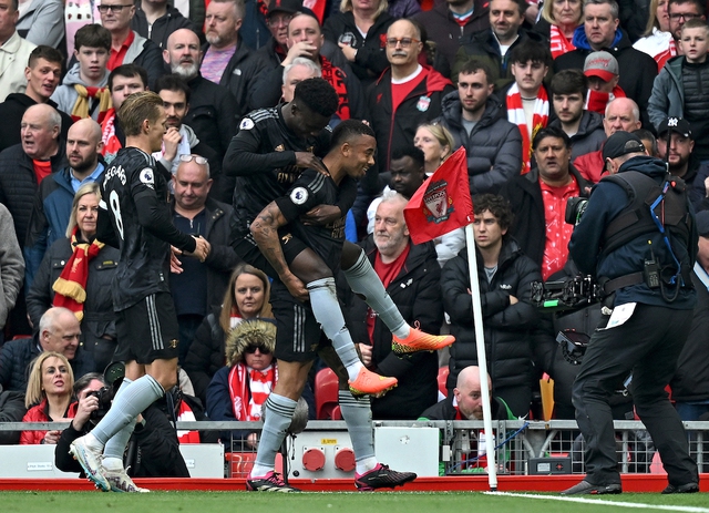 Ngoại hạng Anh: Arsenal 'đánh rơi' chiến thắng ở Liverpool, mở cơ hội cho Man City - Ảnh 1.