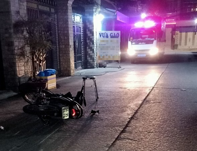 TP.HCM: Xe máy tông bé trai trong hẻm, hai người bị thương - Ảnh 1.