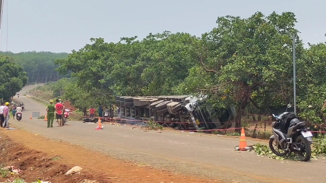 Bình Phước: Container lật nghiêng sau va chạm với xe máy khiến 2 bà cháu tử vong - Ảnh 1.