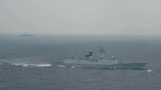 Tàu hải quân Trung Quốc và Đài Loan đối đầu gần đường trung tuyến - Ảnh 1.