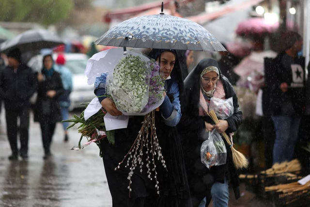 Iran quyết buộc phụ nữ đội khăn trùm đầu - Ảnh 1.