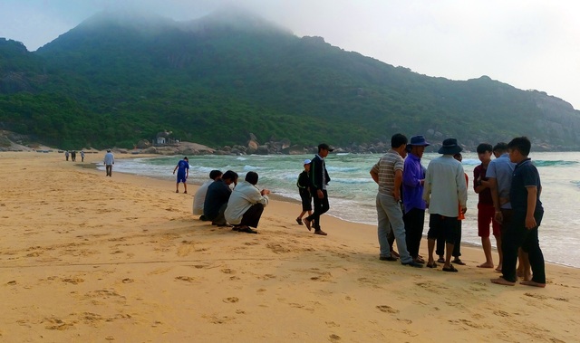 Bình Định: Bị sóng cuốn khi tắm biển, một thanh niên tử vong - Ảnh 1.