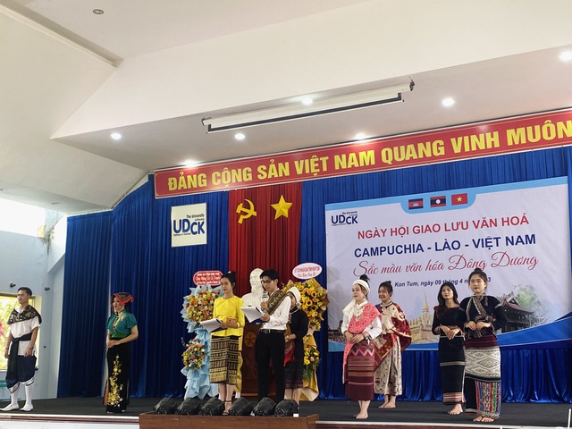 Kon Tum: Tổ chức tết cổ truyền cho lưu học sinh Lào, Campuhia - Ảnh 2.