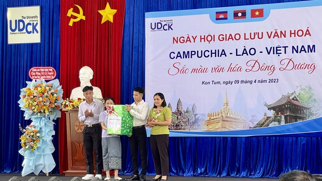 Kon Tum: Tổ chức tết cổ truyền cho lưu học sinh Lào, Campuhia - Ảnh 1.