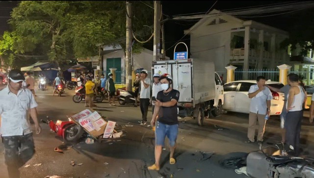 Quảng Ngãi: Xe ô tô tải tông hàng loạt xe máy, khiến 2 người bị thương - Ảnh 3.