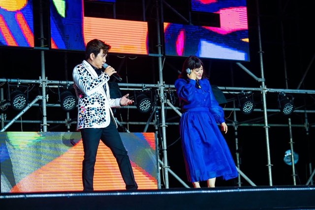 Hai ca sĩ Quốc Đại và Ngọc Linh vui mừng khi có cơ hội tái ngộ trên sân khấu Fantasea Show