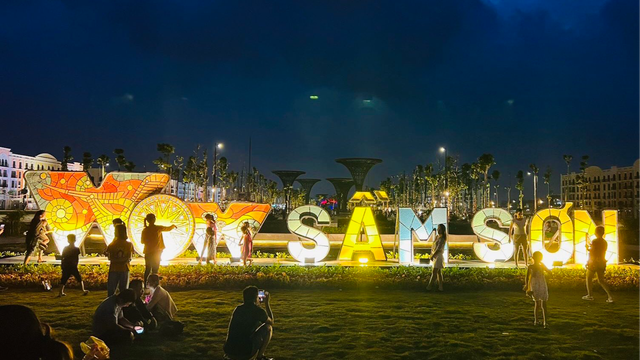 Quảng trường biển Sầm Sơn có gì mà thu hút 10.000 du khách mỗi ngày - Ảnh 3.