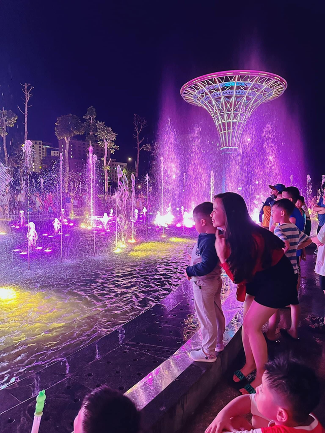 Quảng trường biển Sầm Sơn có gì mà thu hút 10.000 du khách mỗi ngày - Ảnh 2.