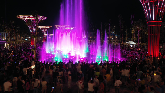 Quảng trường biển Sầm Sơn có gì mà thu hút 10.000 du khách mỗi ngày - Ảnh 1.