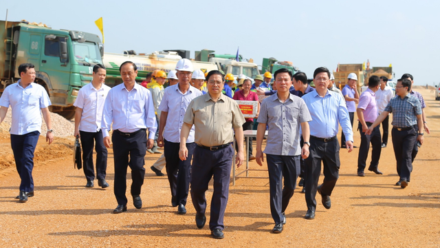 Thủ tướng kiểm tra xây dựng cao tốc từ Thanh Hóa - Hà Tĩnh - Ảnh 1.