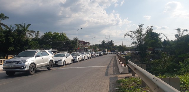 Tai nạn giao thông liên hoàn trên đèo Bảo Lộc, khiến xe cộ ùn tắc hơn 10km - Ảnh 3.