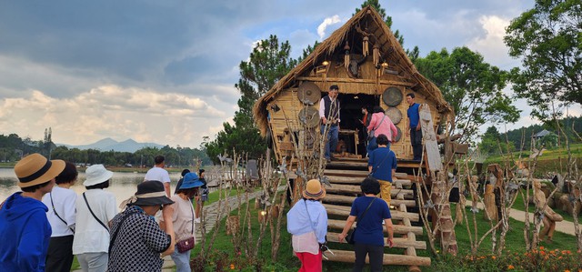 “Thiên đường Tây nguyên”-không gian triển lãm 130 năm Đà Lạt hình hành phát triển - Ảnh 2.