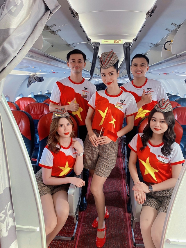 ﻿Những chuyến bay rực rỡ cờ đỏ sao vàng mừng lễ 30.4 cùng Vietjet - Ảnh 2.