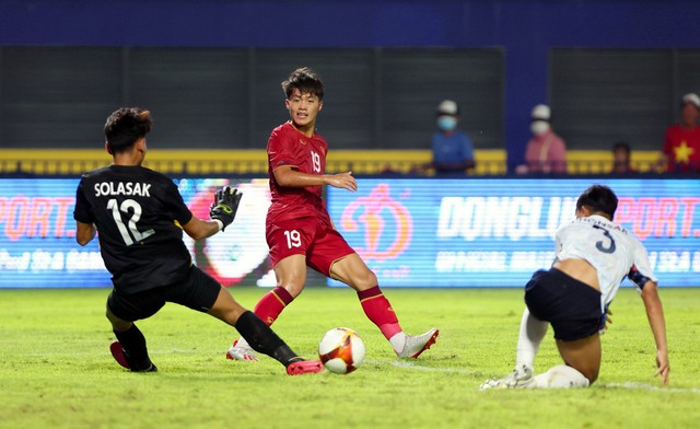 Quốc Việt ghi bàn vào lưới U.22 Lào