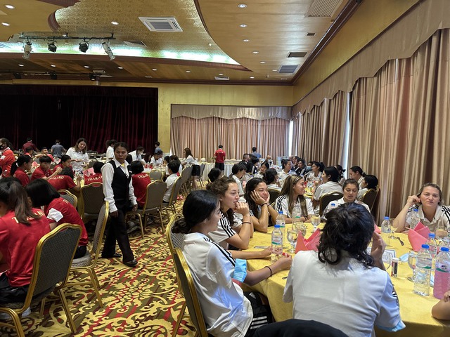 Đội tuyển bóng đá nữ Việt Nam ăn hủ tiếu tại khách sạn Phnompenh, tinh thần rất lạc quan - Ảnh 2.