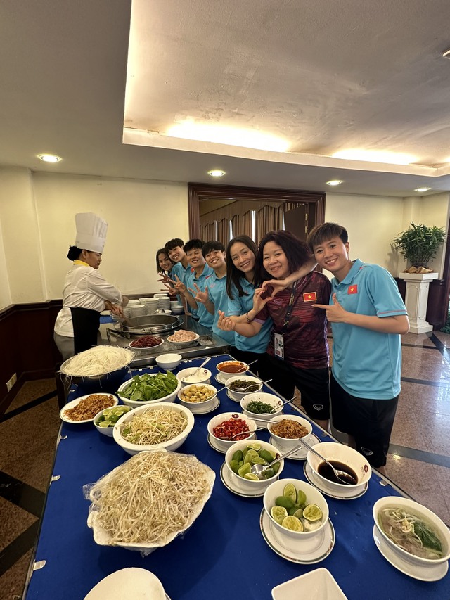 Đội tuyển bóng đá nữ Việt Nam ăn hủ tiếu tại khách sạn Phnompenh, tinh thần rất lạc quan - Ảnh 5.